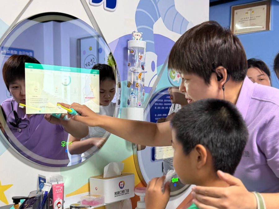 预颜口腔：工作人员指导小朋友练习刷牙