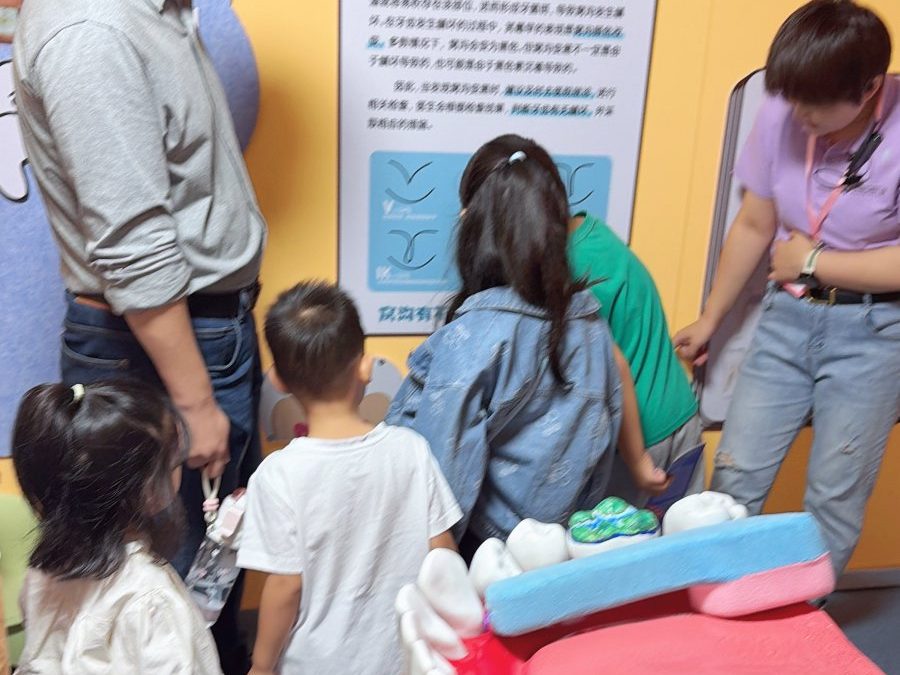 预颜口腔健康科普馆：讲解员为孩子和家长讲解牙齿模型
